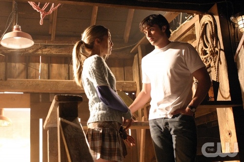 TheCW Staffel1-7Pics_57.jpg - SMALLVILLE"Unsafe" (Episode #411)Image #SM411-9483Pictured (l-r): Sarah Carter as Alicia, Tom Welling as Clark KentCredit: © The WB/David Gray